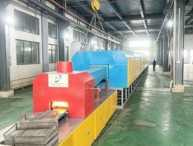 Печь непрерывной пайки с сетчатой лентой мощностью 120 кВт с 5 зонами 1150℃ для аппаратной порошково