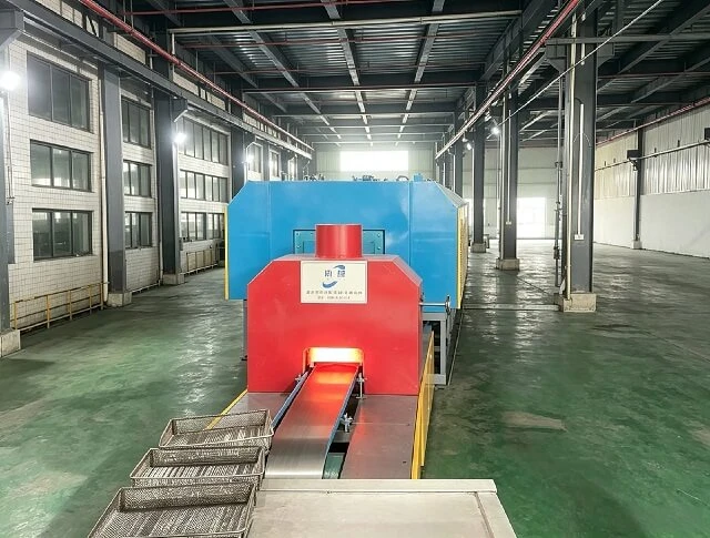 Печь непрерывной пайки с сетчатой лентой мощностью 120 кВт с 5 зонами 1150℃ для аппаратной порошково